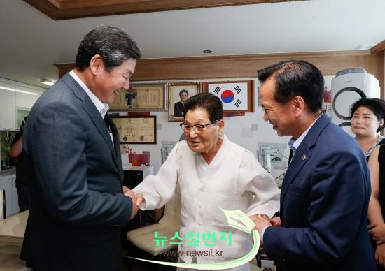 꾸미기_이인술 애국지사 방문2.jpg