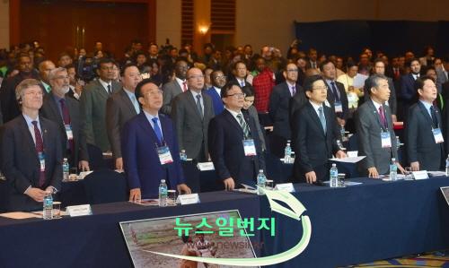 꾸미기_15.11.24 지구촌새마을지도자대회에서 새마을노래제창하고 있다.jpg