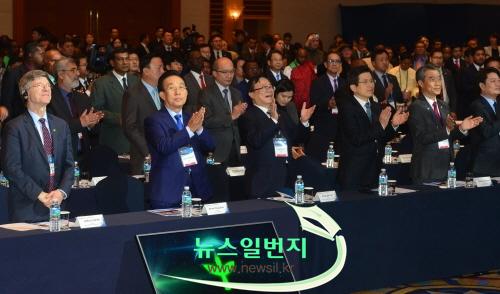 꾸미기_15.11.24 지구촌새마을지도자대회2(왼쪽부터 제프리삭스, 도지사, 농림부장관, 총리, 행자부장관, 대~.jpg