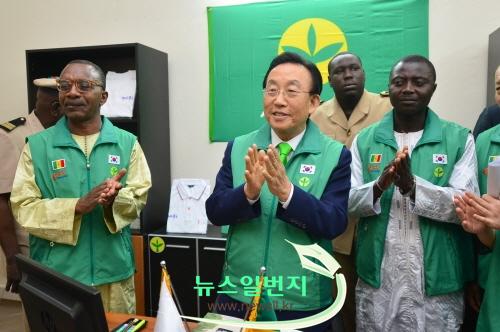 꾸미기_15.11.20 일 세네갈 가스통 베르제 대학교에서 새마을연구소개소식( 왼쪽 바이달라이 카네대학총장 오른쪽 무스타파로디아타 농림국무장관2).jpg