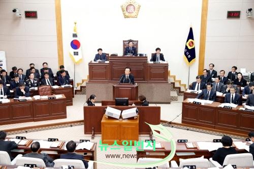꾸미기_15.11.25 김관용 도지사 시정연설.jpg