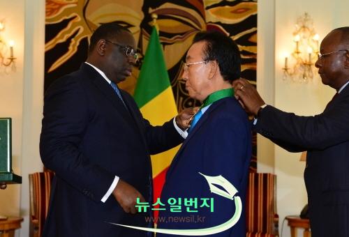 꾸미기_15.11.19 세네갈 대통령궁에서 미키 살 대통령으로부터 훈장을 받고 있는 김관용 도지사).jpg