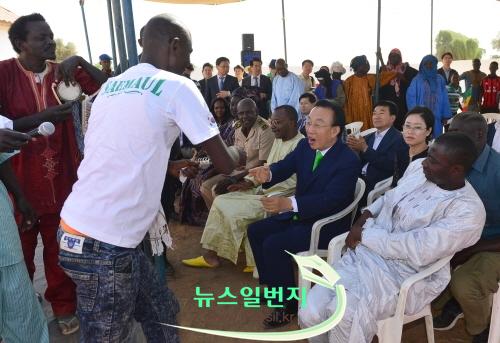 꾸미기_15.11.20새마을현장(세네갈 딸바훌레방문 환영식5).jpg