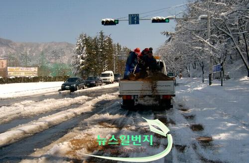 꾸미기_주민들 마을진입도로 제설.jpg