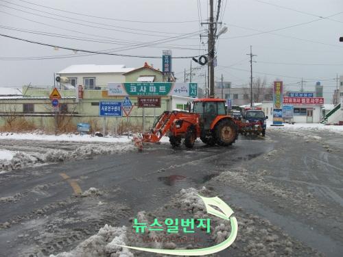 꾸미기_개인소유 트렉터 이용 집주변 이면도로 제설.jpg
